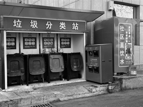 有社区直饮水站设在垃圾分类站旁边